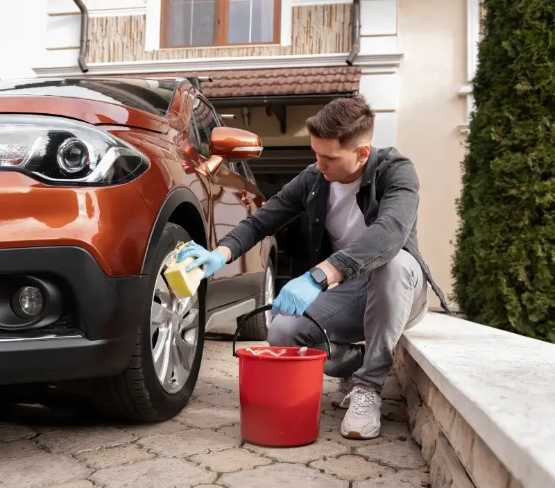 Lavage auto à domicile Saint-Cyr : professionnel intervenant sur un véhicule
